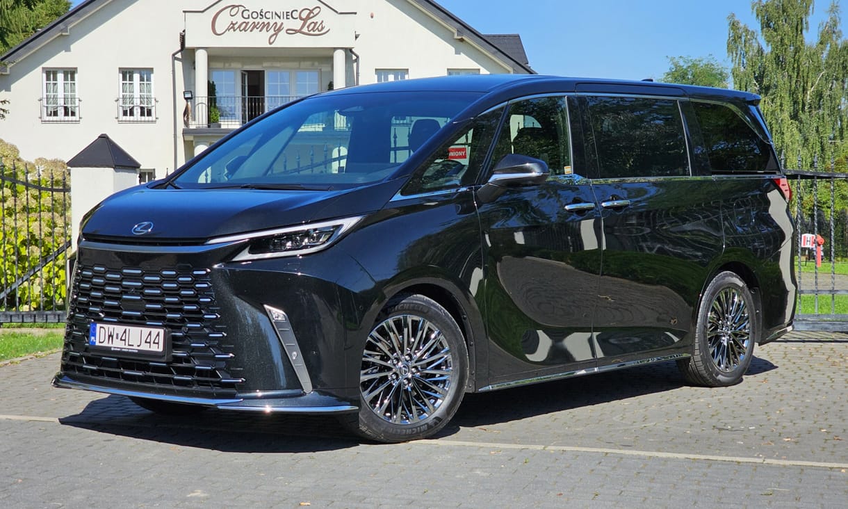 Magánrepülőben pihenve araszolni a dugóban? Kipróbáltuk a luxust kimaxoló Lexus LM-et