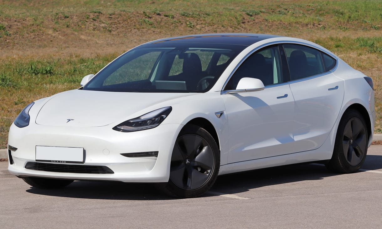 Kívül-belül unikum: kipróbáltuk a kisebb és olcsóbb új Teslát, a Model 3-at