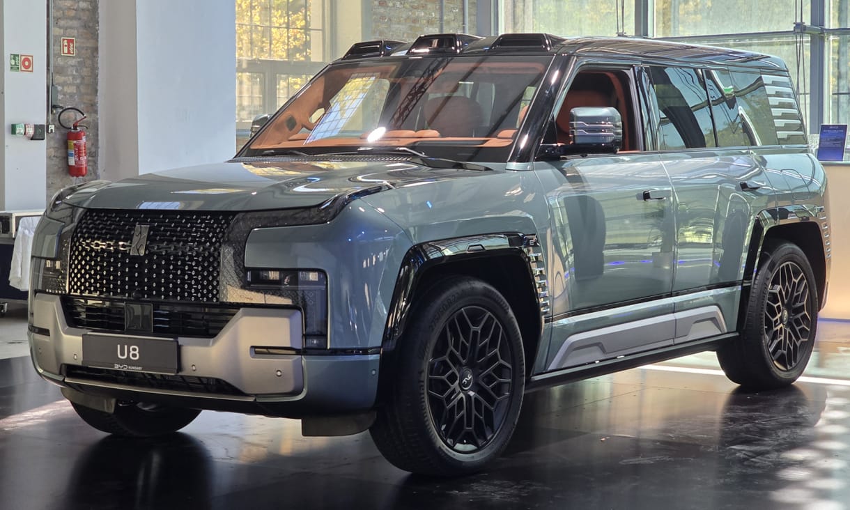 Magyarországon az 1200 lóerős, 3,5 tonnás, tankfordulós kínai montsrum SUV – beleültünk, mutatjuk a legújabb BYD-t