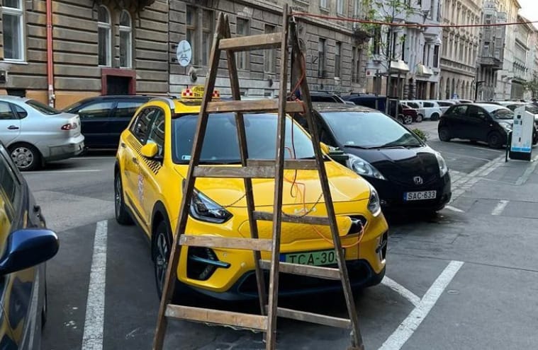 Eljárás indul a taxis ellen, aki töltőhelyet barkácsolt magának Erzsébetvárosban