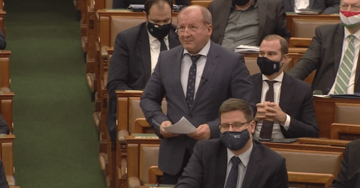 Tovább szigorítaná a kormány a „gyermekvédelmi” törvényt és a kampányfinanszírozás szabályait