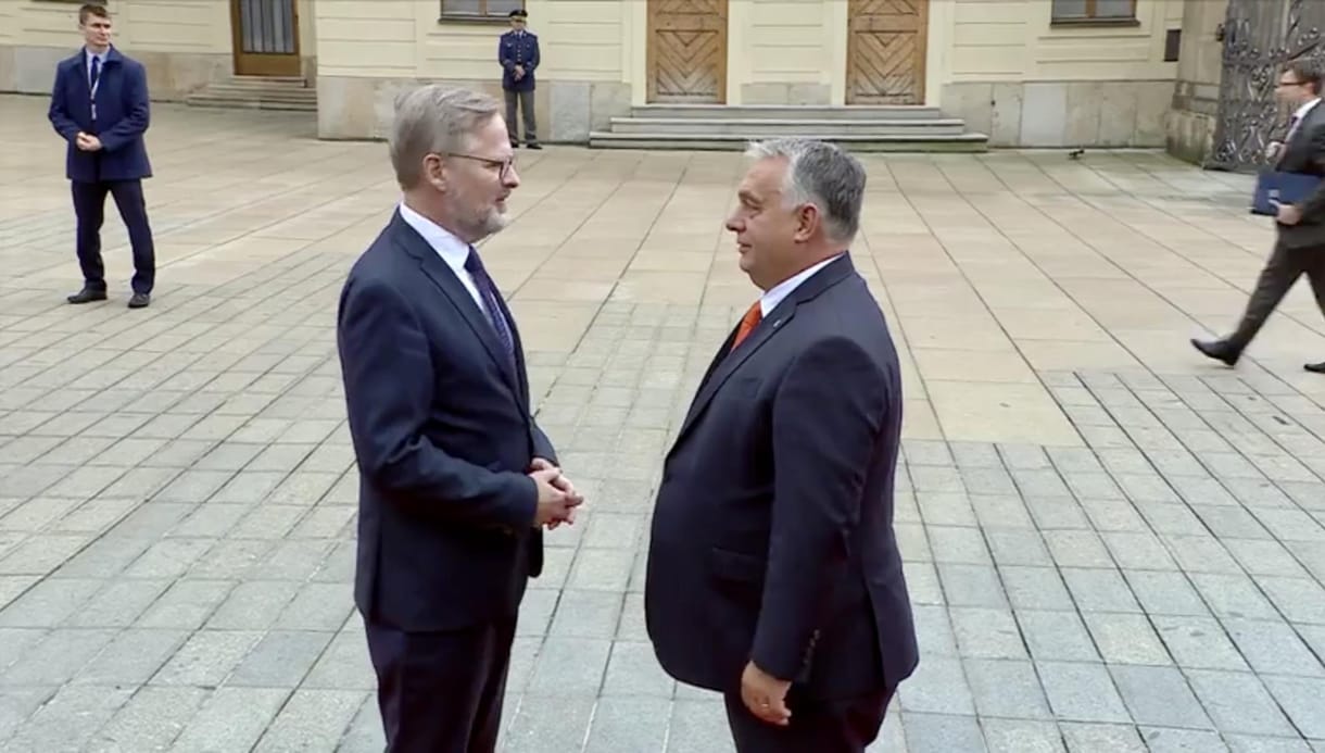 Cseh kormányfő: A háború kérdésében eltér Magyarország és a többi visegrádi ország véleménye