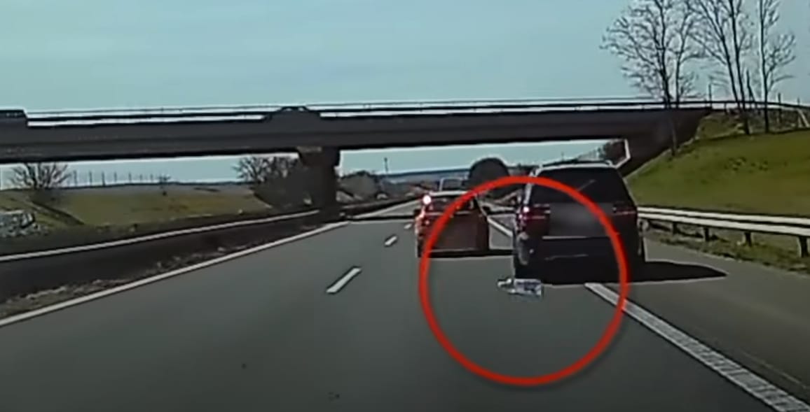 Büntetőfékezés után röpült egy palack az M3-as autópályán