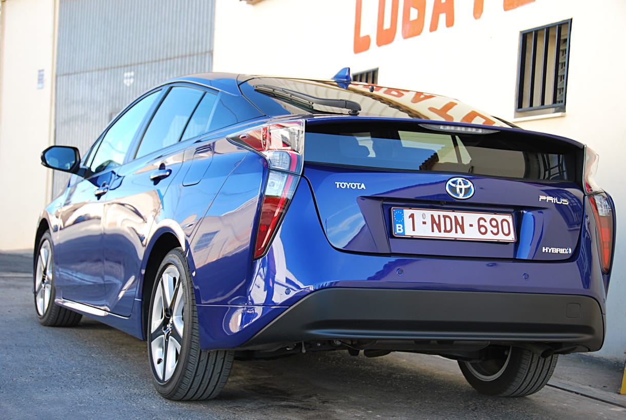 340 ezer Toyota Priust hívnak vissza, magyar autó is érintett lehet
