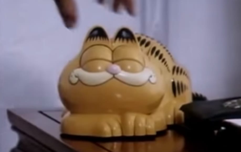 Megoldódott a rejtély, miért van tele Garfield-telefonnal egy francia tengerpart