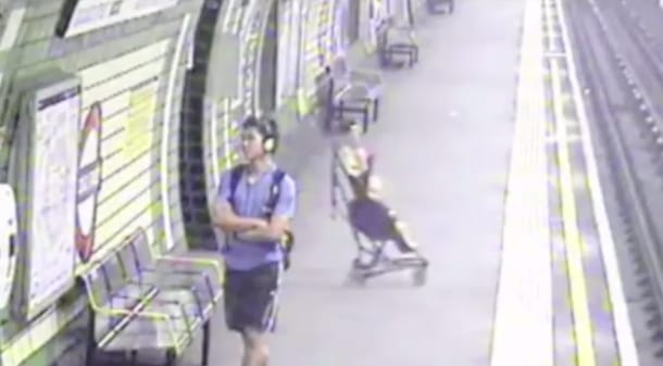 Hajmeresztő videó: Metróárokban köt ki a babakocsi