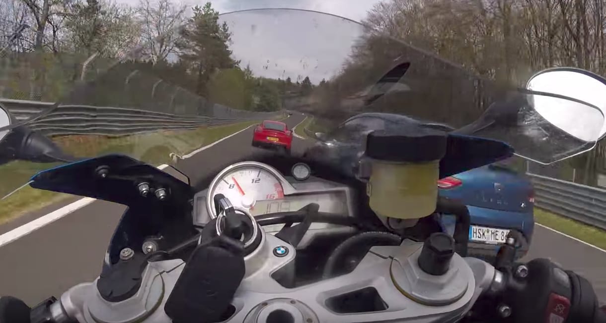 Hihetetlen balesetet úszott meg a motoros a Nürburgringen – videó