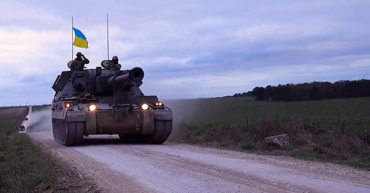 Az ukrán védelmi minisztérium reakciója a koronázásra: Köszi a fegyvereket! - videó
