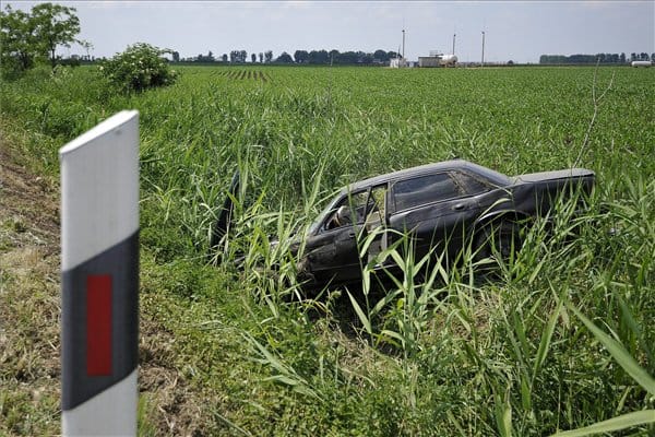 Halálos baleset: lezárták a 4-es főutat