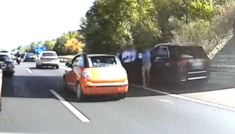 Leállósávban előzte a kocsisort a Mercedes, nem számolt a civil autós rendőrökkel – videó