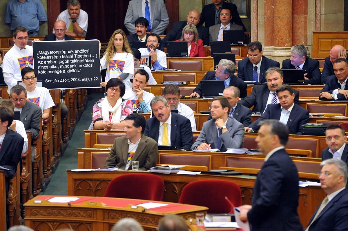 Kínai látogatás: Így tiltakozott az LMP a parlamentben -  fotó