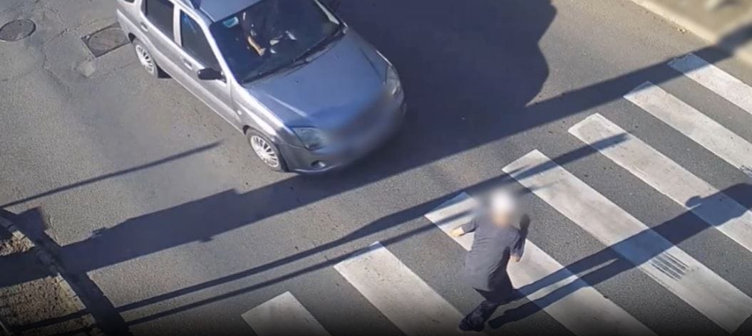Zebrán gázolt egy figyelmetlen sofőr – videóval