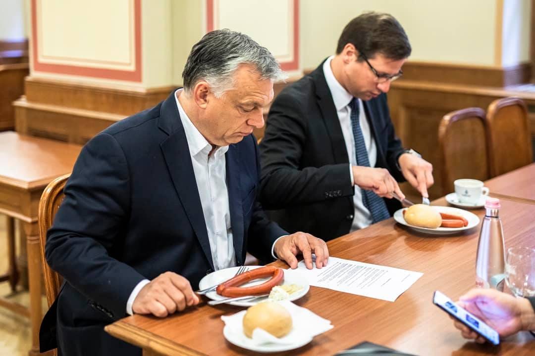 Orbán Viktor tájékoztatja a magyarokat: megreggelizett