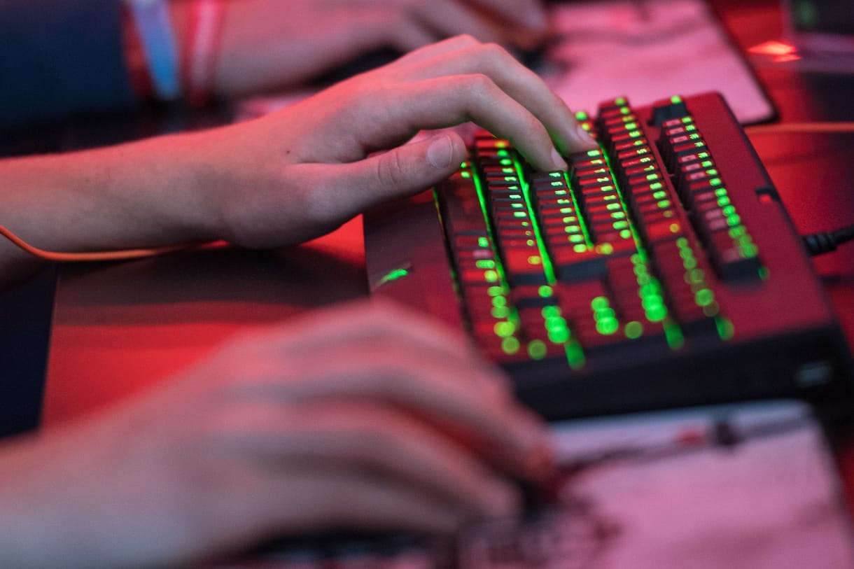 Nagy az informatikushiány, de a bérüket nem nagyon akarják emelni
