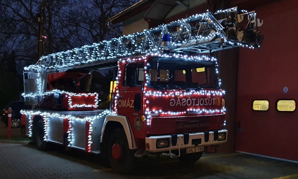 Látványos karácsonyi díszbe öltözött egy pomázi tűzoltóautó