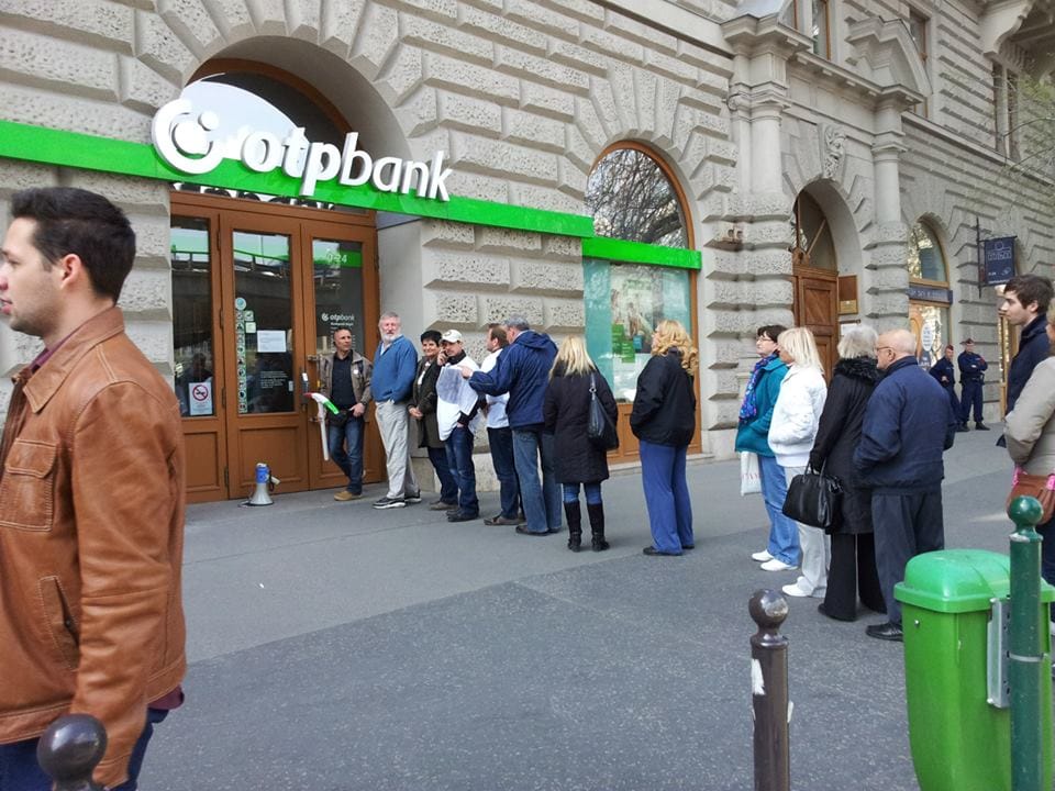 Devizahiteles tüntetők miatt üríthették ki a Nyugati téri OTP-fiókot