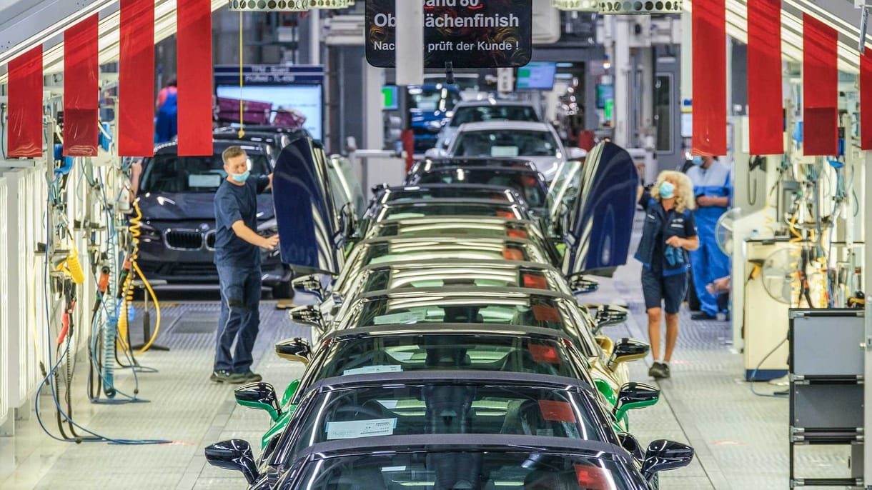 Megütötte a BMW-t a járvány, negyedével estek vissza az eladások