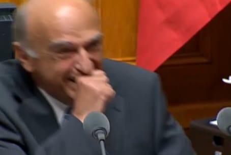 Röhögőgörcsöt kapott a miniszter – videó
