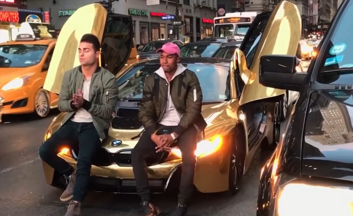 Baseballütővel zúzták be egy BMW i8 szélvédőjét, de van itt egy kis bökkenő – videó