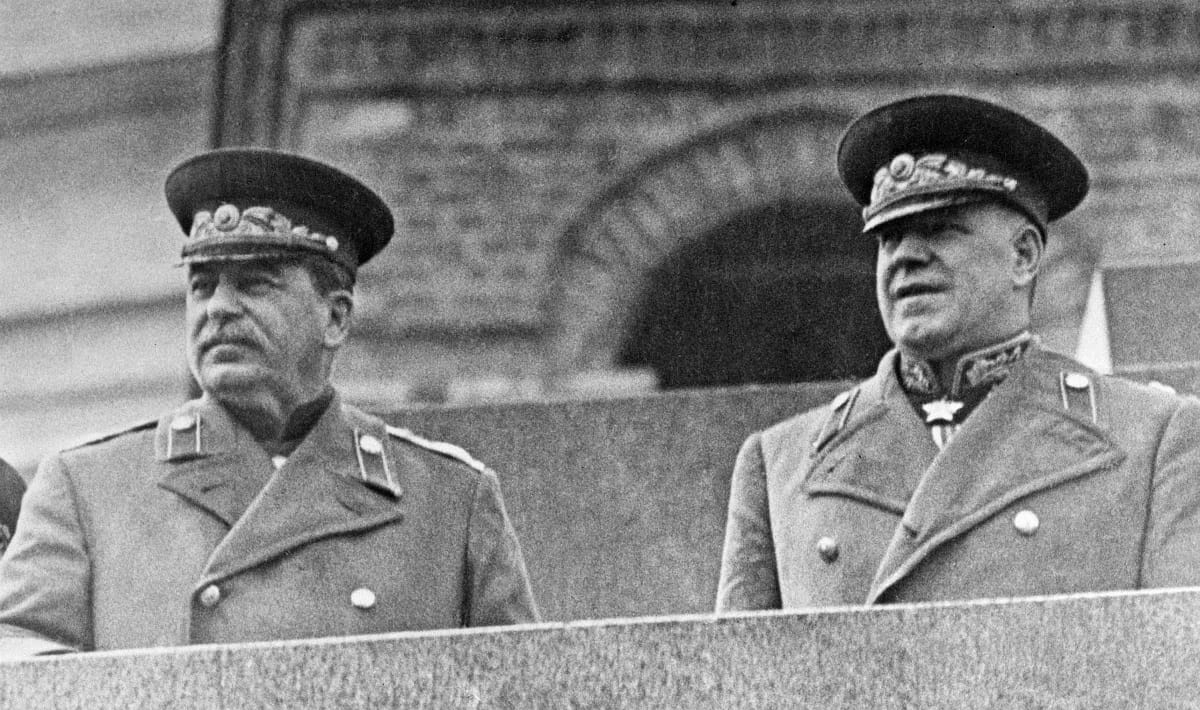 Ledöntötték Zsukov marsall szobrát Harkivban, aztán elvitték egy szeméttelepre
