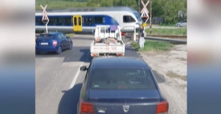 Több autós is áthajtott egy lezárt sorompónál a síneken, szerencsére lassan jött a vonat