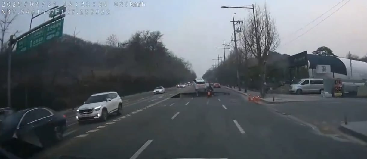 Elnyelt a föld egy motorost, amikor megnyílt alatta az úttest Szöulban – videó