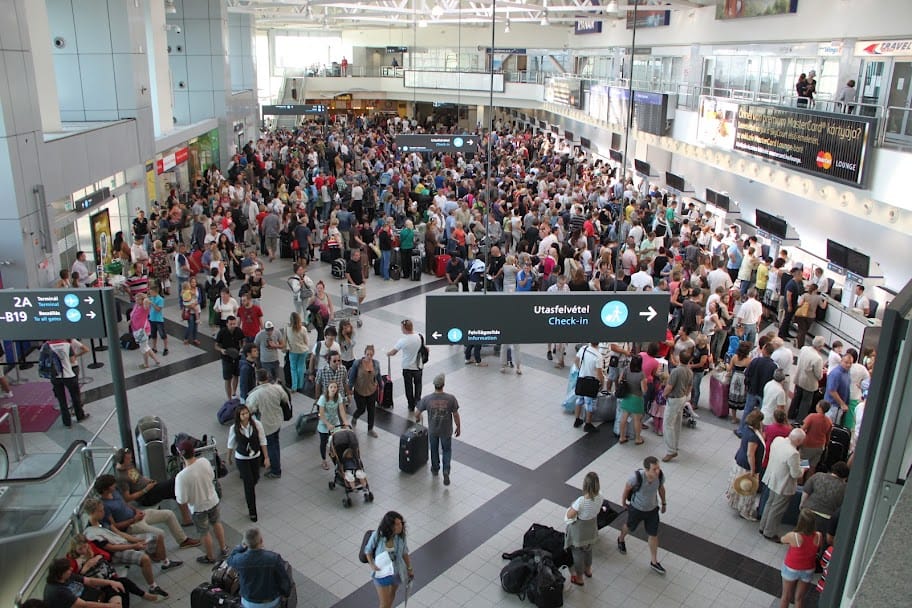 Alvóhelyeket jelöltek ki a szigeteseknek Ferihegyen - fotók