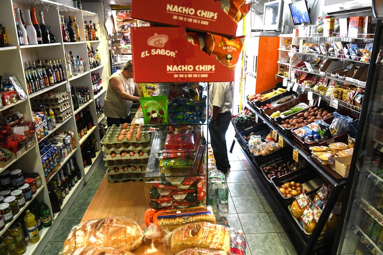 Napi árfolyamon veszik az élelmiszert a kisboltosok, akik sokszor képtelenek betartani az árstop szabályait