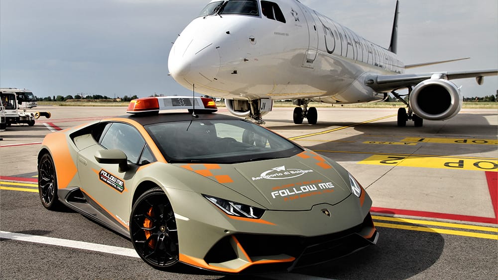 Egy 640 lóerős Lamborghini Huracan kísérgeti a repülőket Bolognában