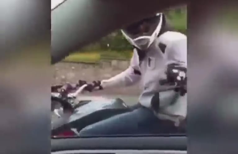 Csúnyán ráfázott az autóssal vitatkozó motoros – videó