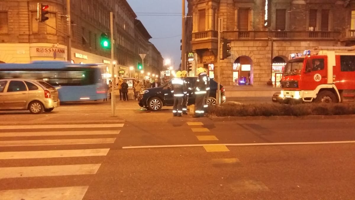 Összecsattant három autó a Keletinél