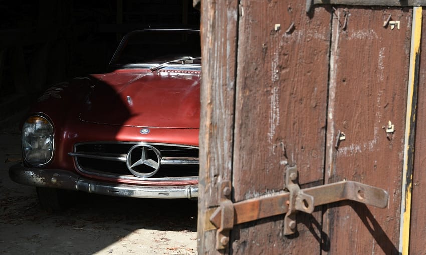 Patinás Mercedes 300 SL-t találtak egy elhagyott pajtában