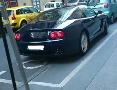 Paralimpikon előtt parkolt mozgássérült helyre egy Ferrari – fotó