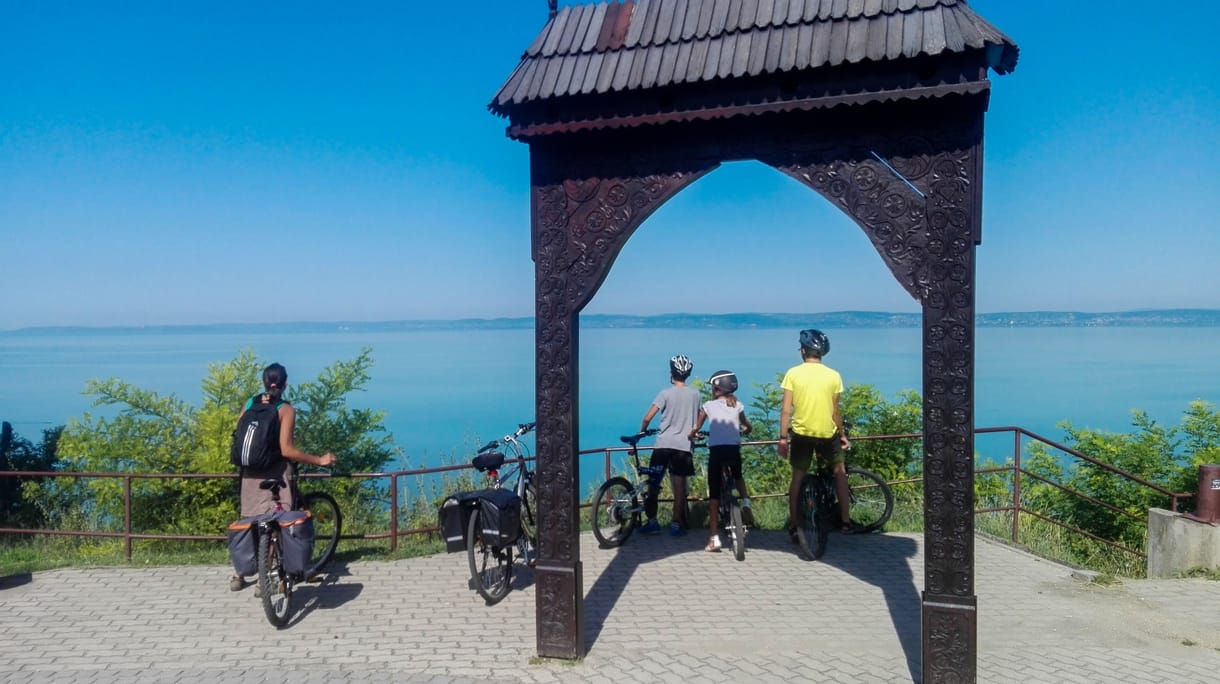 Három gyerek, tíz kerék - nem fáj a Balaton-kör