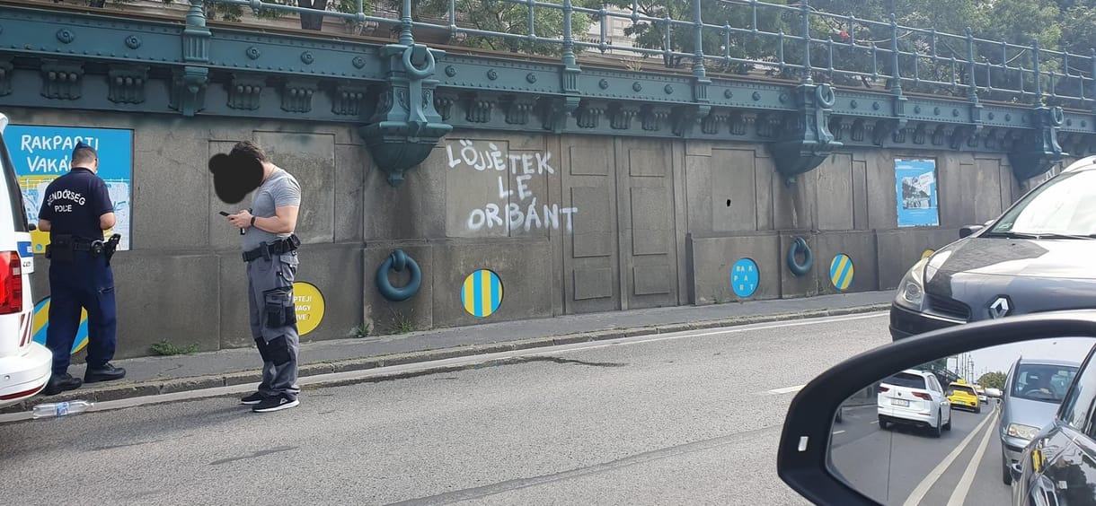 Nyomoz a rendőrség, miután „lőjjétek le Orbánt” felirat került a rakpartra