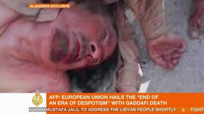 Videó: Kadhafi holttestét rugdossák Szirt utcáin
