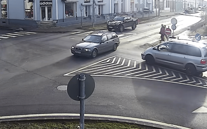 Nem adta meg az elsőbbséget, már vitték is a rendőrök a külföldi autóst