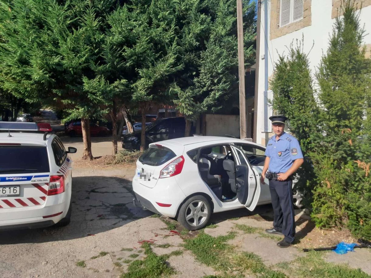 Rendőrök segítettek a kétéves kisfiún, aki egy autóban rekedt Szegeden