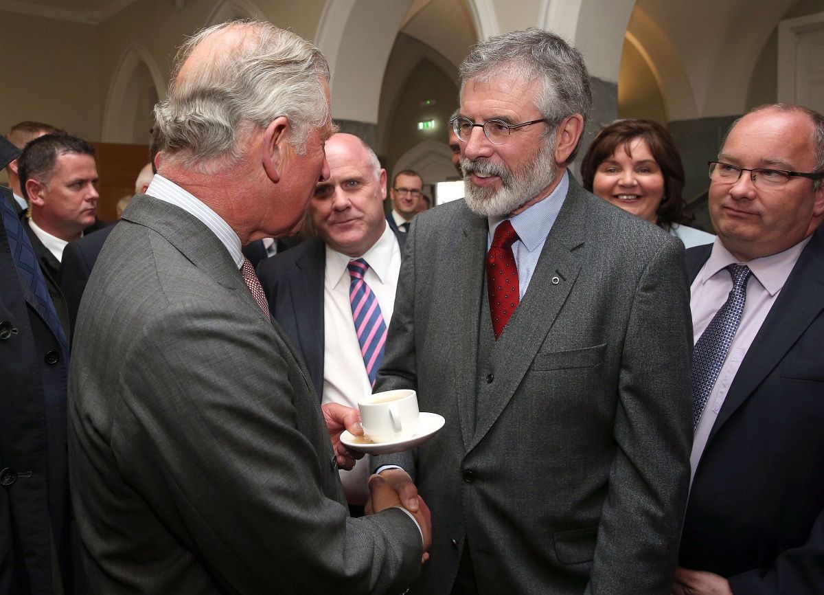 Történelmi pillanat: kezet fogott a Sinn Féin elnökével a brit trónörökös