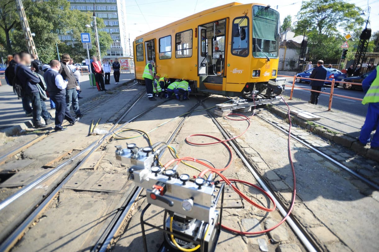 Kisiklott egy villamos a Bosnyák téren