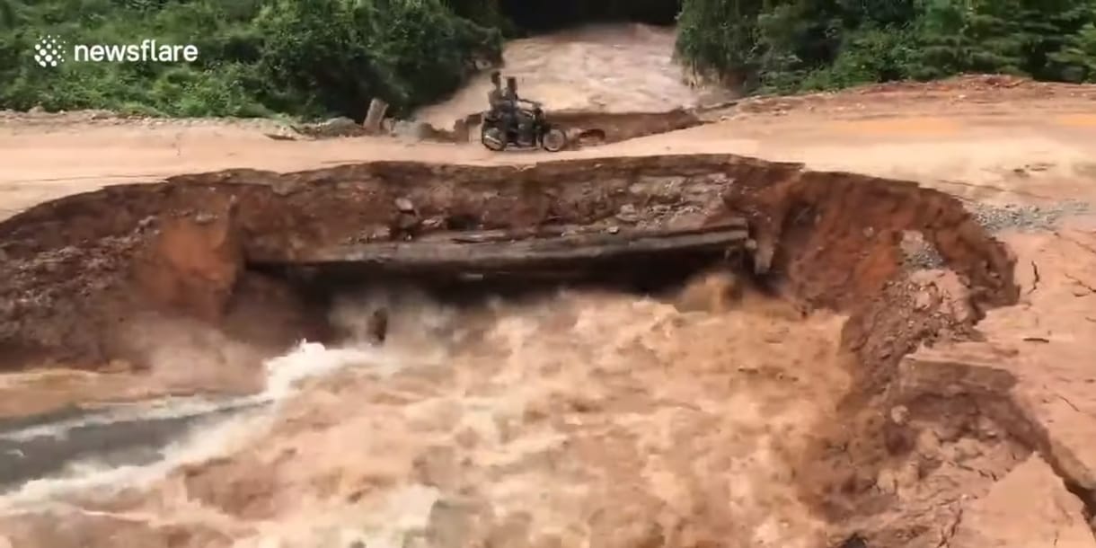 Sokkoló videó: motorosok alatt omlott össze egy híd Kambodzsában