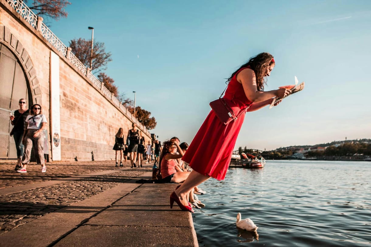 Budapesten is bemutatkozik szatirikus és kissé őrült fotóival a világhírű cseh művész
