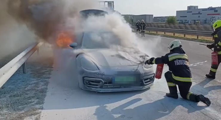 Kigyulladt egy Porsche az M0-son – videó