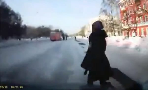 Elgázolták, de futott tovább a villamoshoz - videó