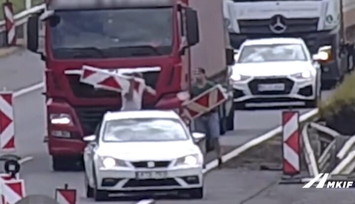 Útjelző táblákkal ütötte egymást két sofőr az M3-ason – videó