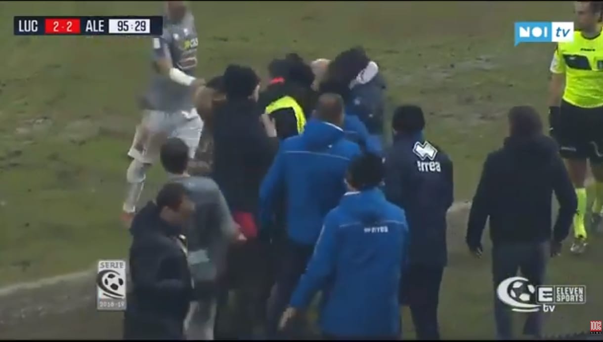 Videó: Lefejelte az ellenfél edzőjét a Lucca trénere