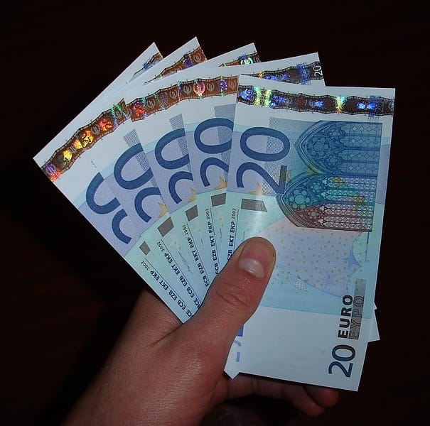 280 felett az euró, 230 felett a frank