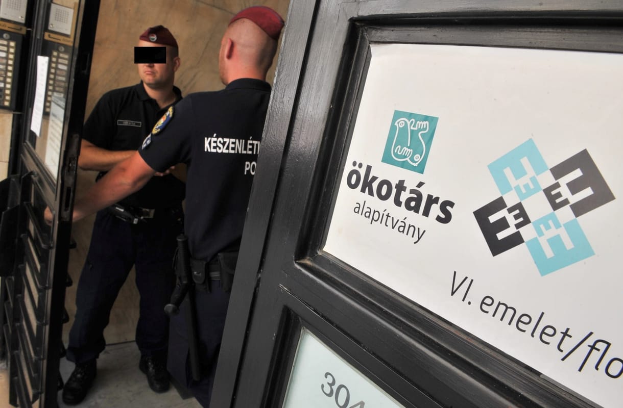 Elvitték az Ökotárs igazgatóját – tüntetés percről percre