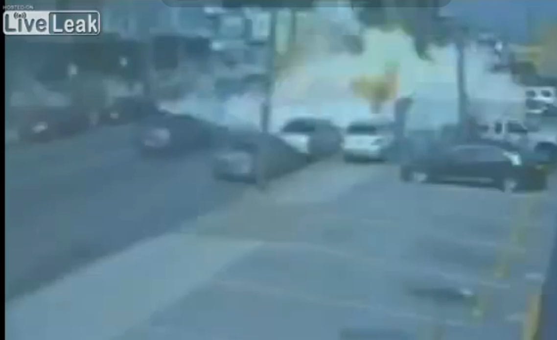 A forgalom közepén robbant fel egy mozgó büfé Philadelphiában – videó