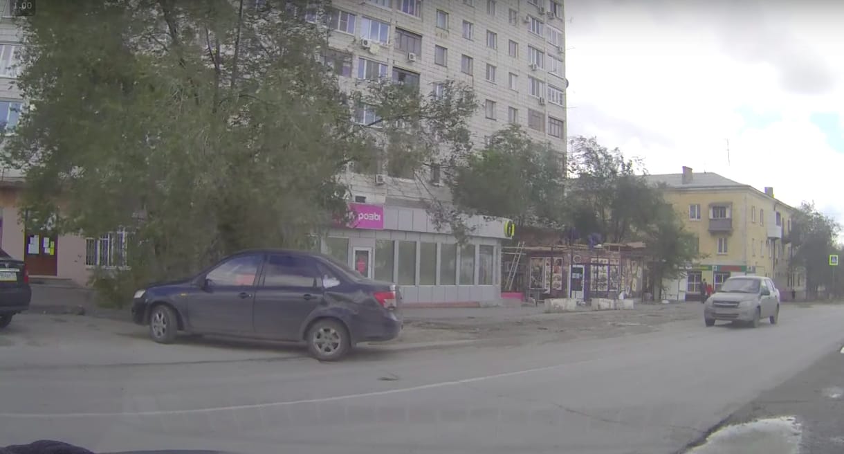 Kiállt az autós a parkolóból, 2 másodperccel később kidőlt a fa – épp a helyére – videó